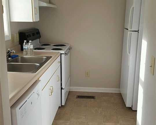 5th image of 1131 Robin Hood Ct #104
