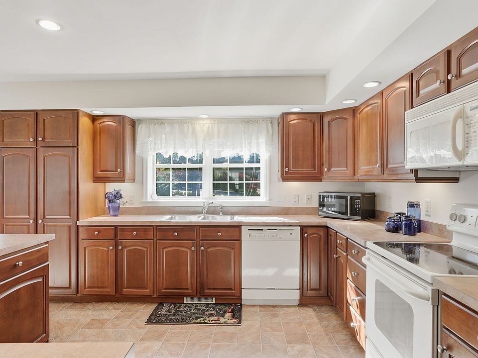 1st image of 3 Alec Ln