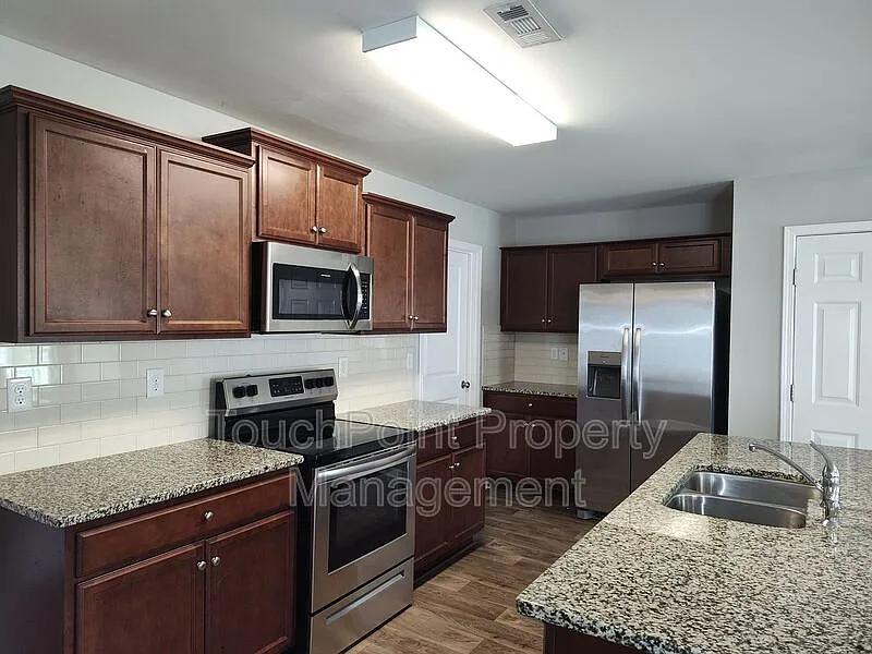 5 bed, 3.0 bath, 2361 sqft, $2,095 — Photo 3
