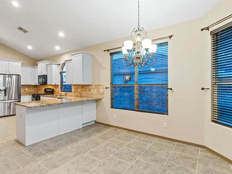 2602 Kentwood Ct — Photo 5