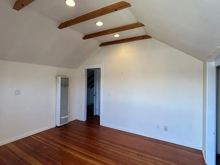 Upstairs one bedroom available now on Emerald between Cass and Bayard — Photo 12