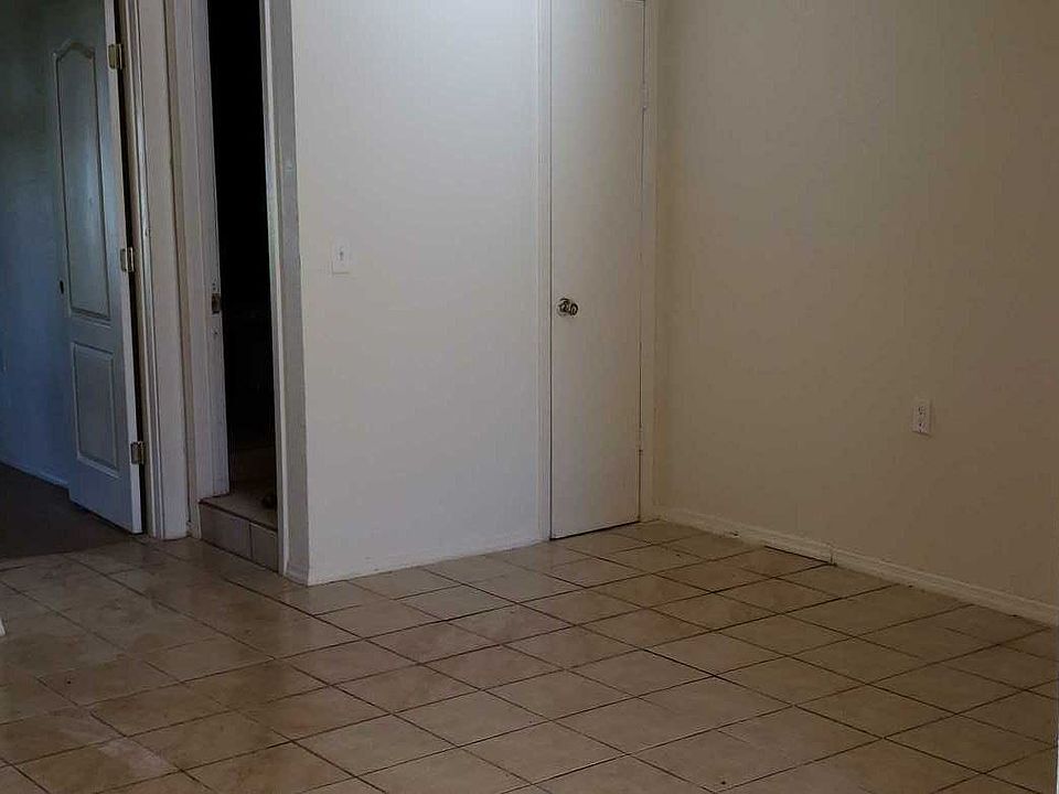 2nd image of 210 E Frio St Unit 3