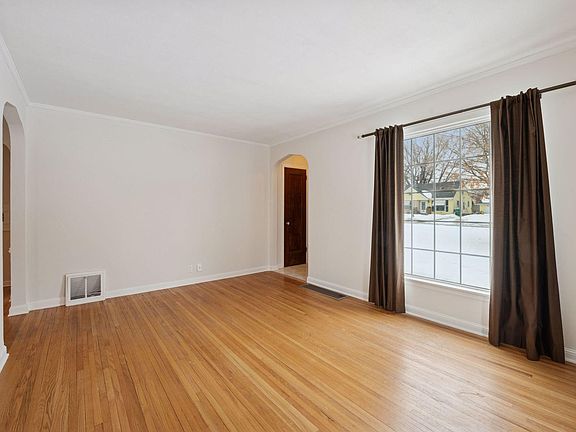 5th image of 2820 Maryland Ave S