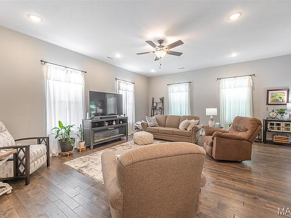 5th image of 347 Christina Ln