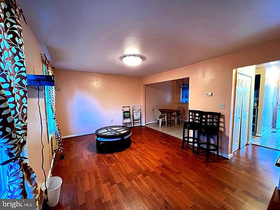 3rd image of 113 Kings Mill Dr