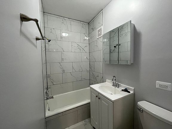 2nd image of 4501-4515 N Malden St #4505-1A