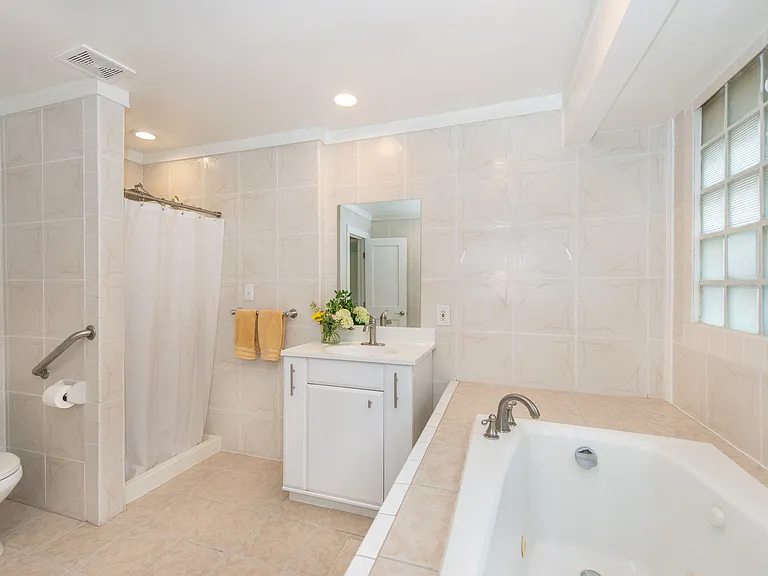 22 Roosevelt Ave — Photo 14