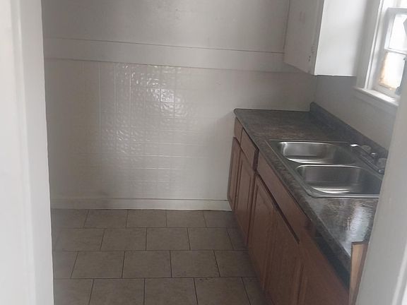 3rd image of 3219 Catherine St