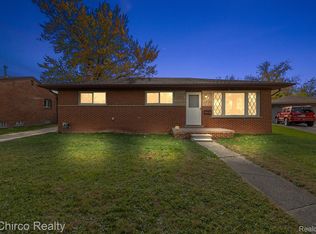 27143 W Crestmont St, Roseville, MI 48066