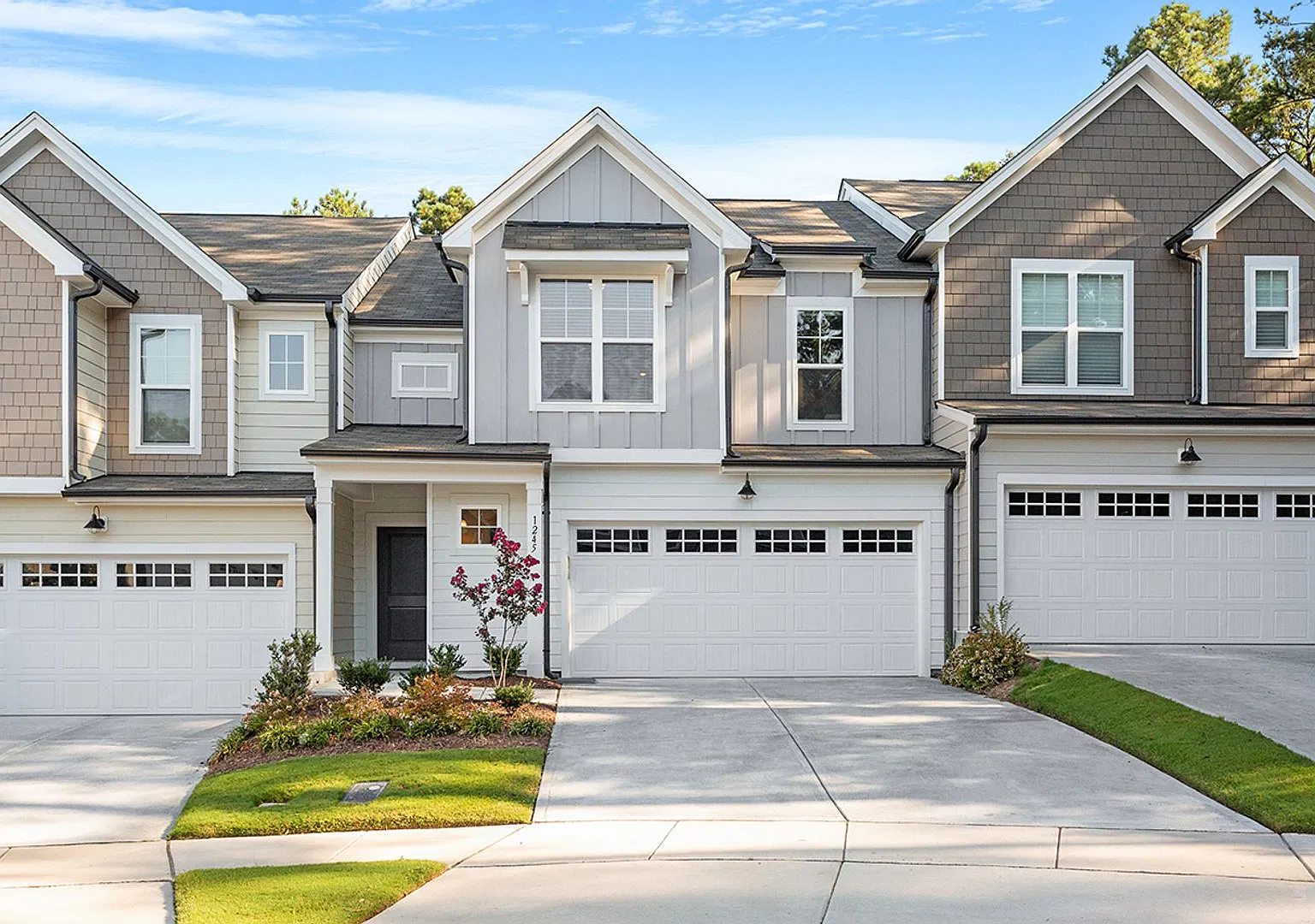Modern 3 Bedroom Townhome With Fenced Yard! — Photo 1