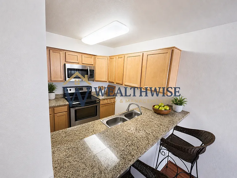 951 N Euclid Ave — Photo 6