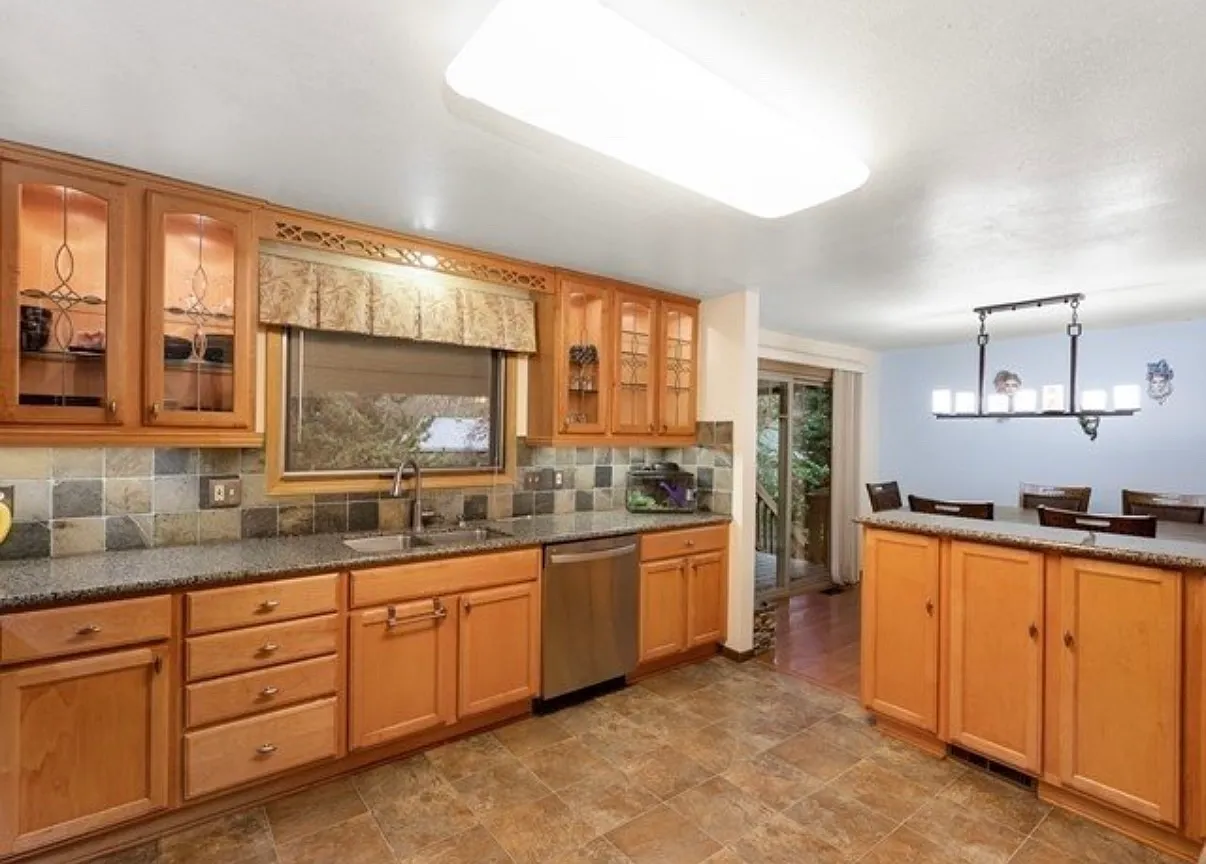 5 bed, 2485 sqft, $3,200 — Photo 3