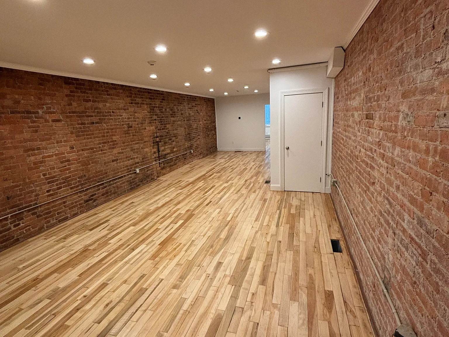 3 bed, 2200 sqft, $2,999 — Photo 4