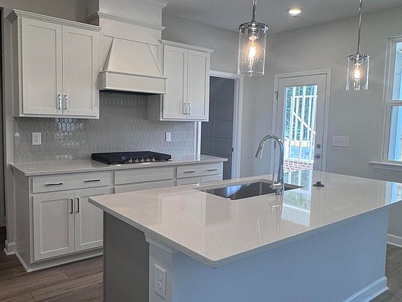 3rd image of 804 Carpet Grass Ave