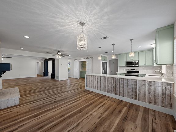 5th image of 100 Riverhill Blvd