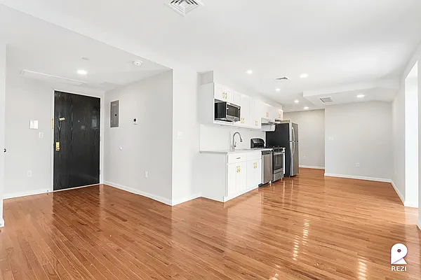 Rented by REZI | media 25