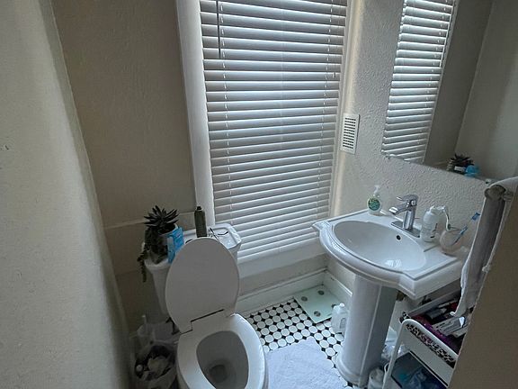 3rd image of 1638 N Franklin St APT 3