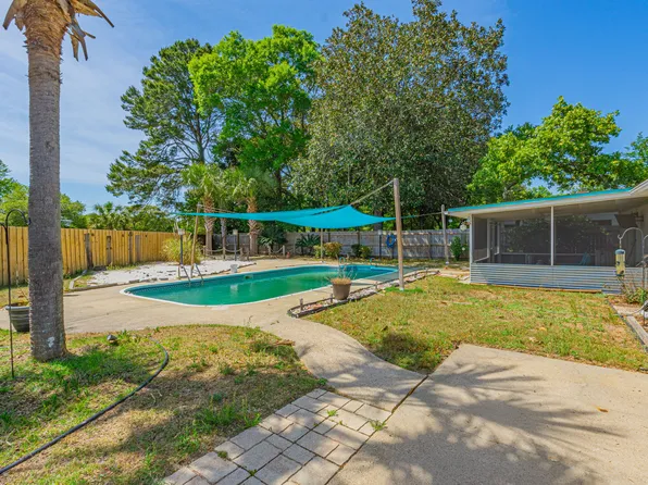 10 Lake Lorraine Cir, Shalimar, FL 32579
