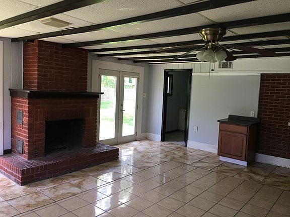 20' x 20' Family Room with fireplace