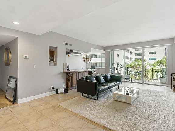 3rd image of 818 N Doheny Dr APT 501