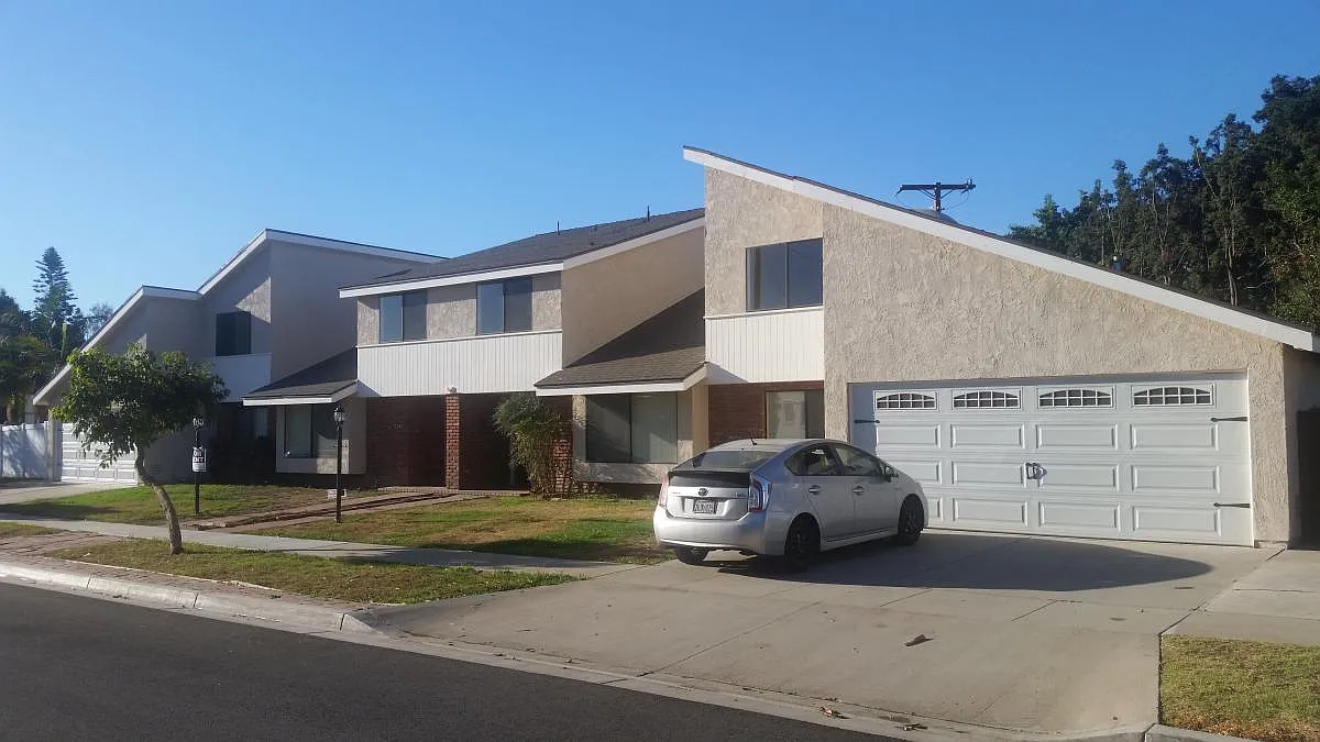 3 bed, 2.5 bath, 1875 sqft, $4,500 — Photo 1