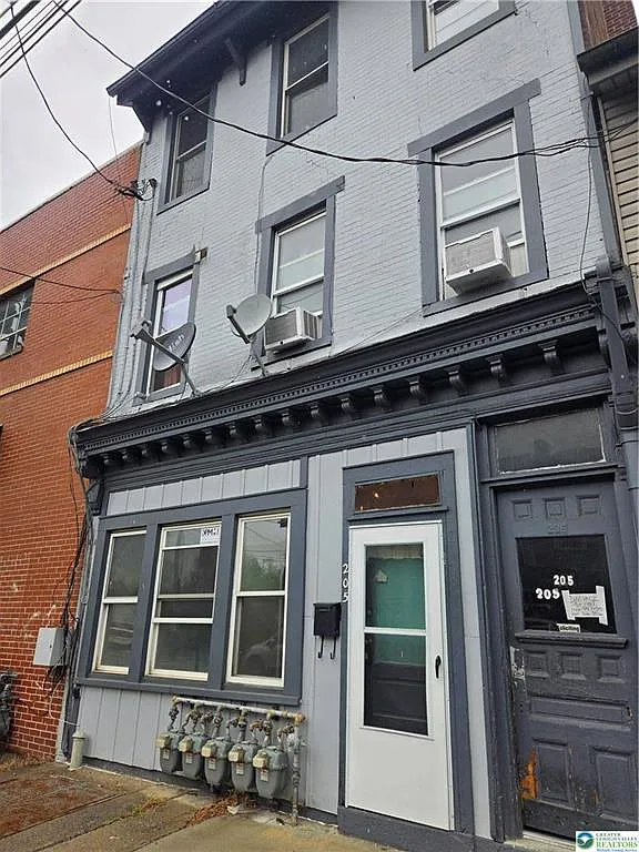 3 bed, 1.0 bath, 900 sqft, $1,600 — Photo 1