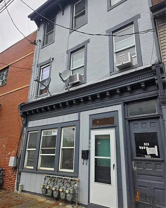205 Front St #1R