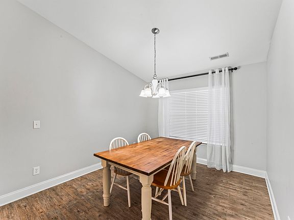 3rd image of 975 Clover Ave