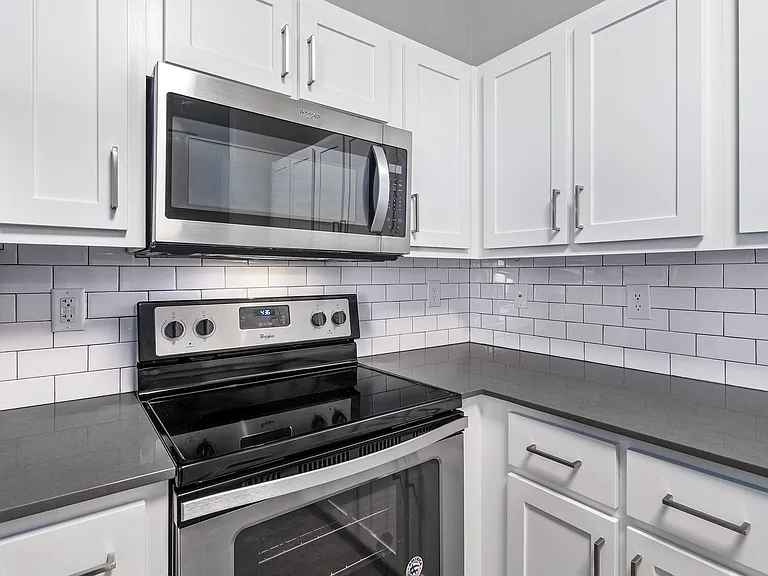 Center Pointe Apartment Homes — Photo 9