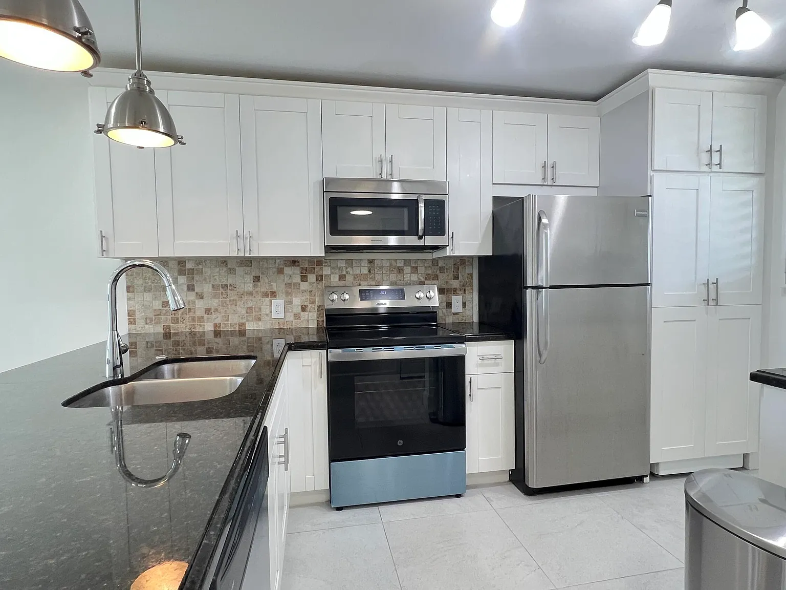 2 bed, 2.0 bath, 1005 sqft, $2,150 — Photo 3
