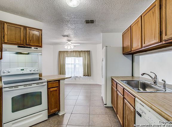 4th image of 1302 Saint Lawrence St