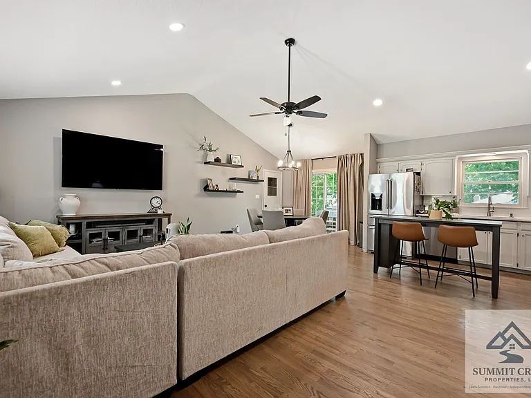205 SW Craigmont Dr — Photo 2