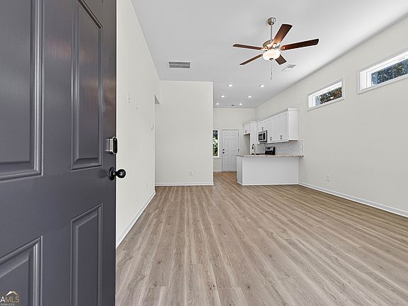 3rd image of 1015 Stonewall St