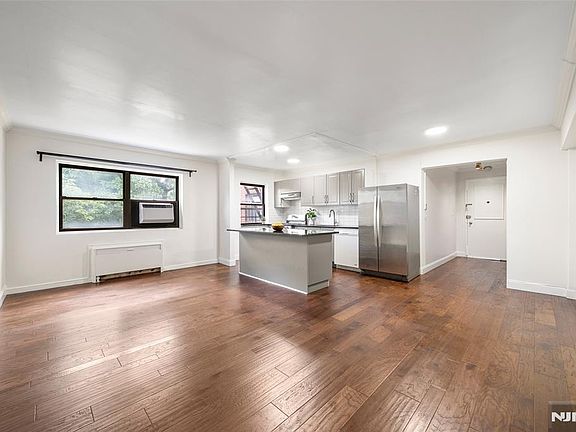 5th image of 410 Park Pl APT 4B