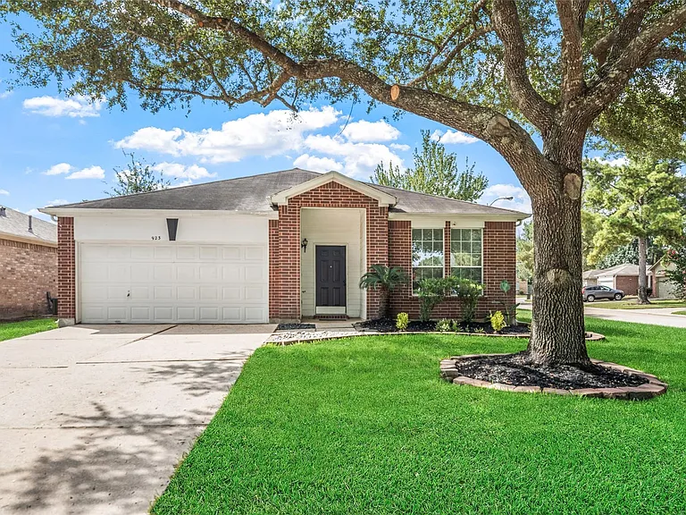923 Shirefield Ln — Photo 1