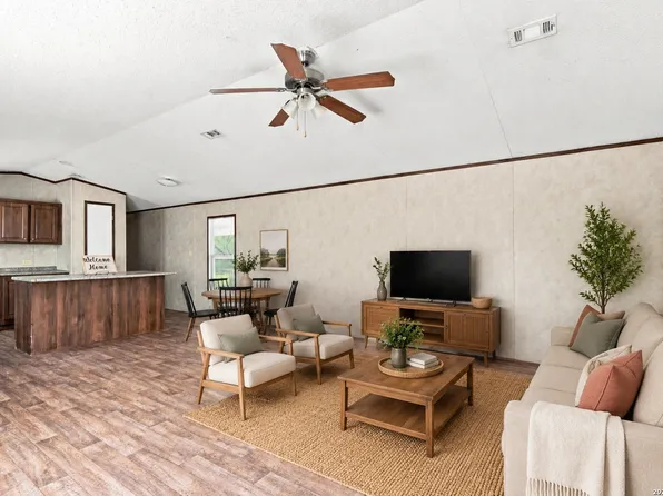 138 County Road 2666, Devine, TX 78016