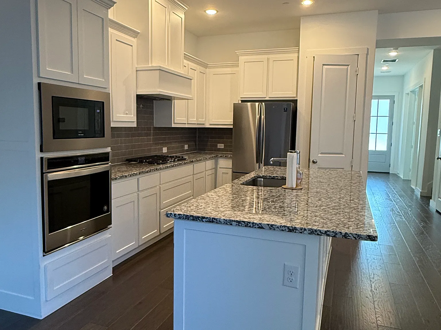 3 bed, 2000 sqft, $3,300 — Photo 2