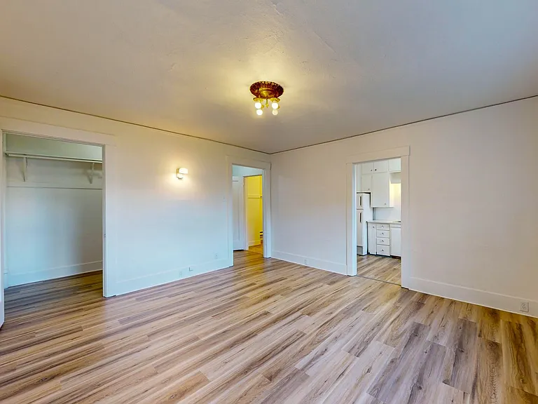 435 -Keystone Apartments — Photo 8