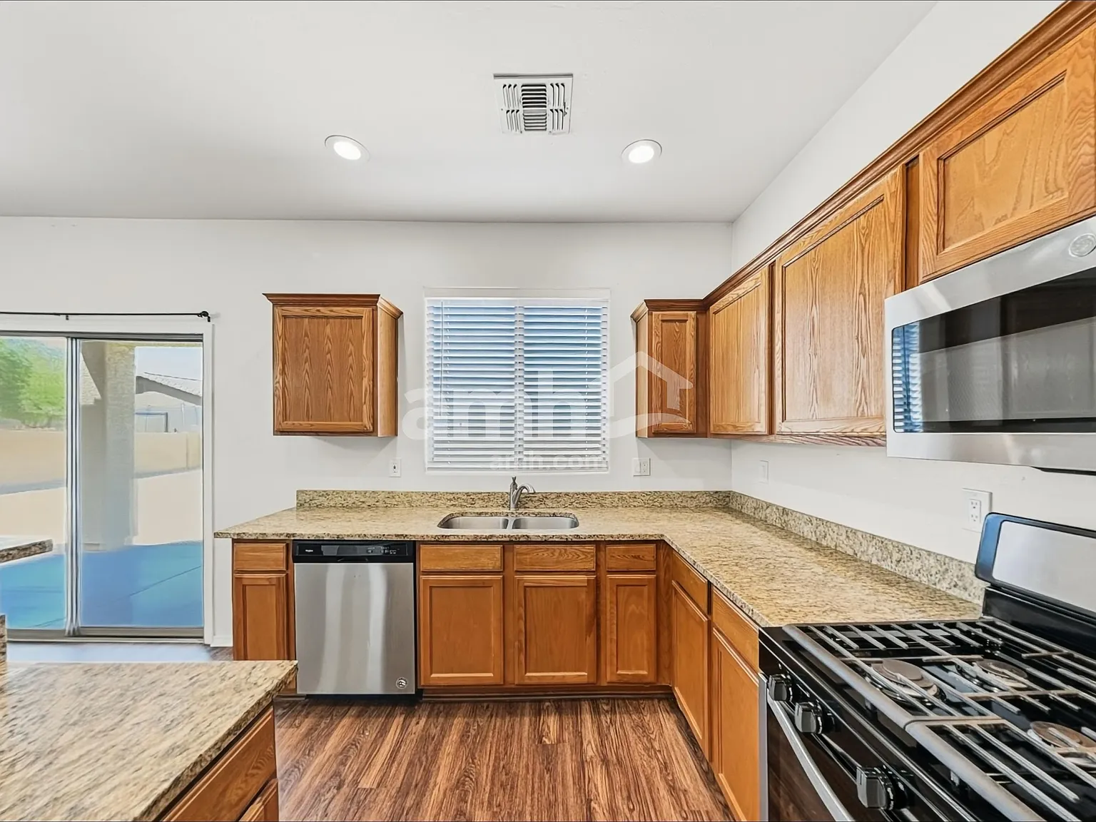 4 bed, 2.5 bath, 2289 sqft, $2,330 — Photo 3