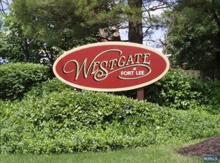 554 Ridge Ln, Fort Lee, NJ 07024