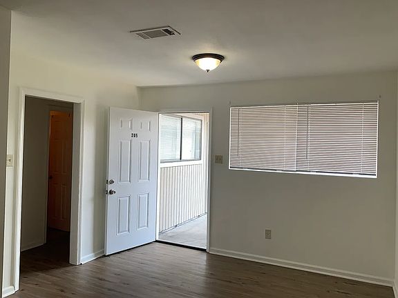 3rd image of 707 N Robertson St #11509330