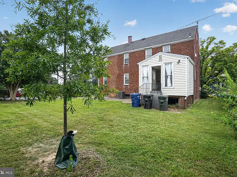 1327 S Queen St — Photo 15