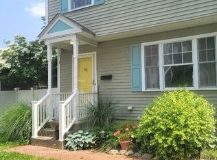 90 Waverly St, Warwick, RI 02889