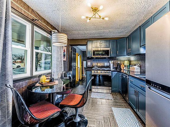 3rd image of 163 SW Circle Rd