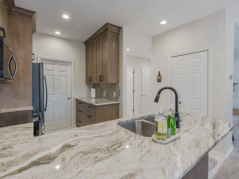 300 Stratford Ln #300 — Photo 37