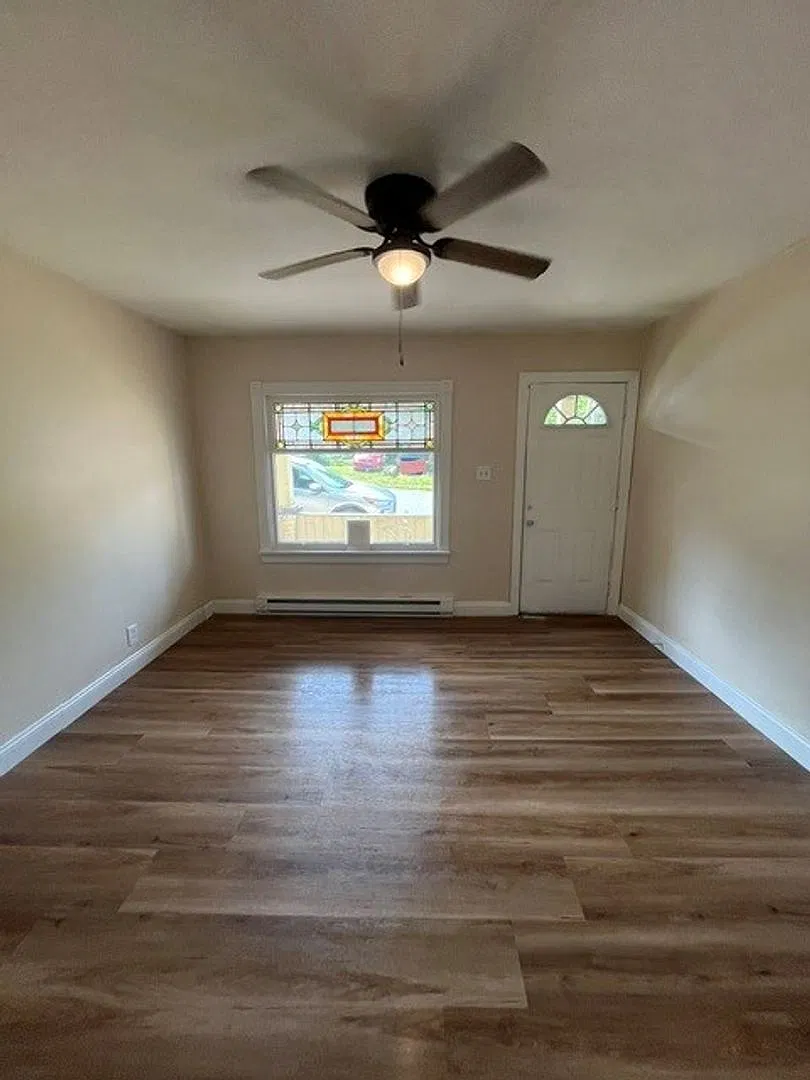 4 Bedroom 1 Bathroom — Photo 3