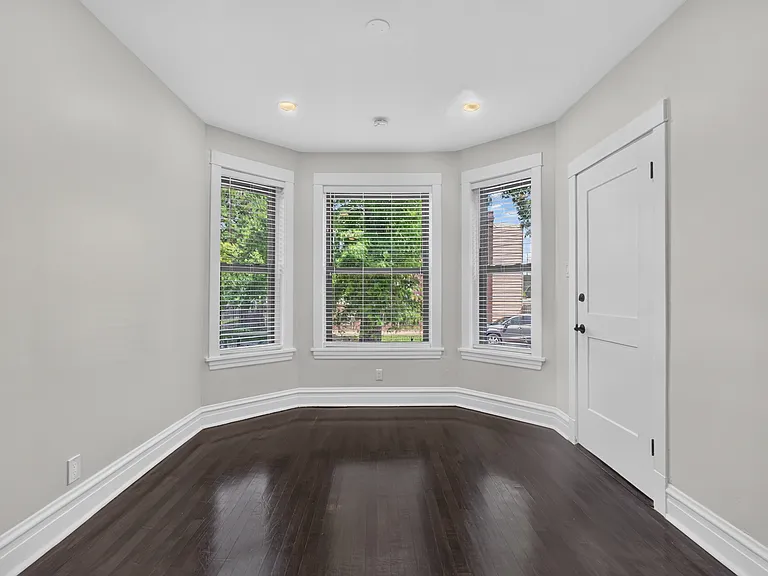 3023 W Wellington Ave — Photo 7