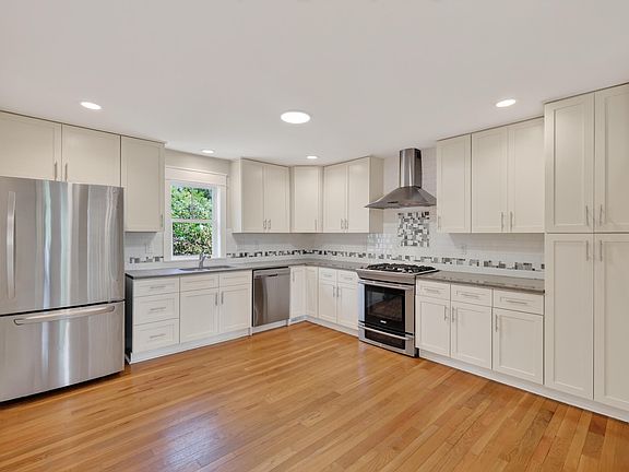 4th image of 103 Chestnut St