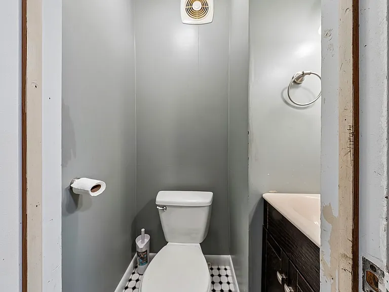 1425 Kenmore Ave — Photo 10