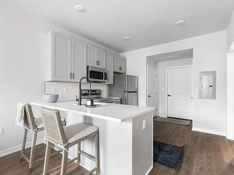 Urban Living Redefined Stylish Apartments Near Everything You Need — Photo 22